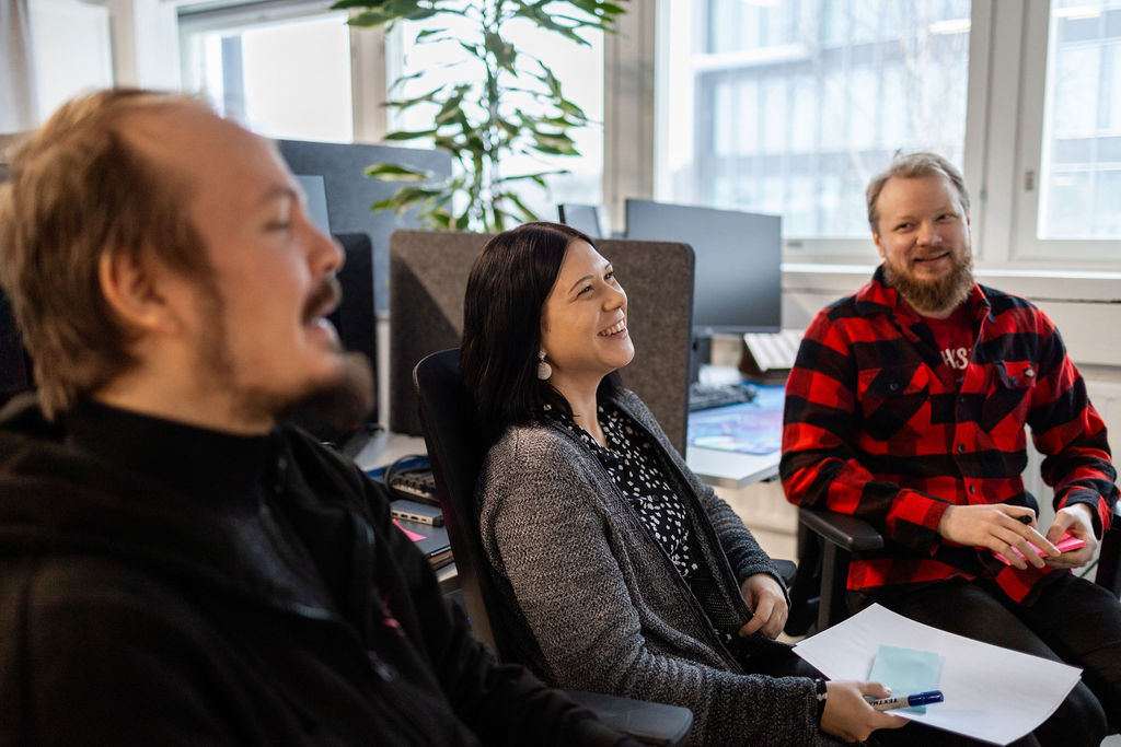 ceonilaiset tekemässä yhdessä töitä